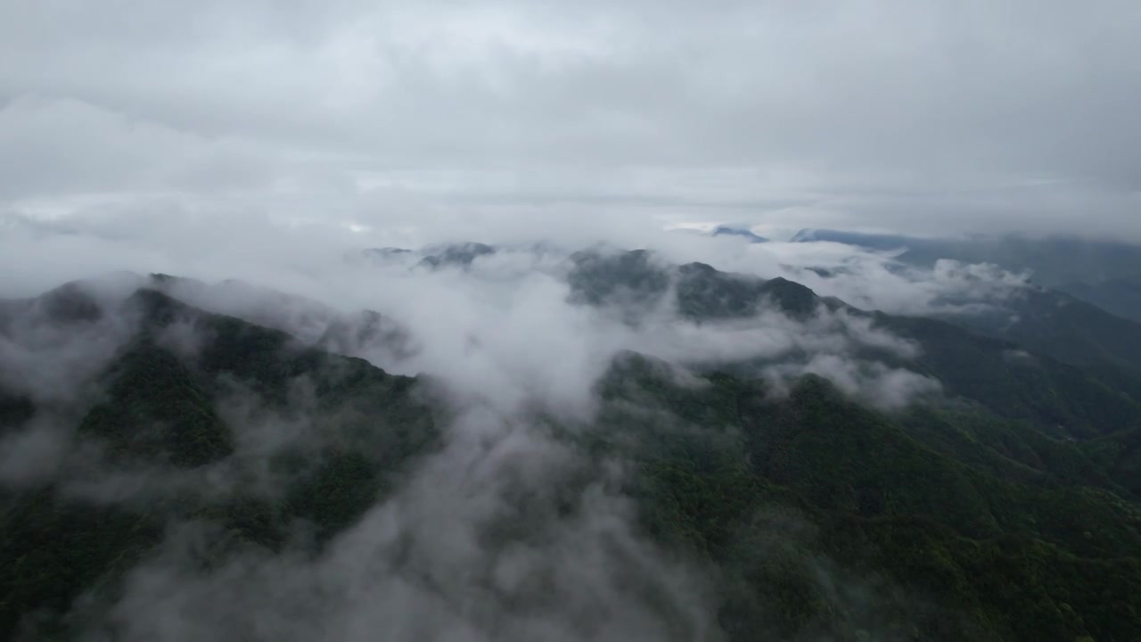 泾县皖南川藏线红枫林段航拍视频素材