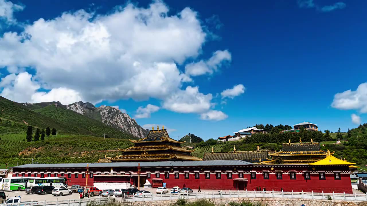 延时摄影甘肃省郎木寺的建筑视频素材