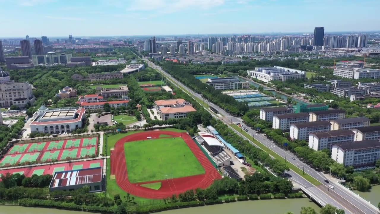 航拍上海松江大学城，教育建筑，学校操场，体育场馆，宿舍，居住区视频素材