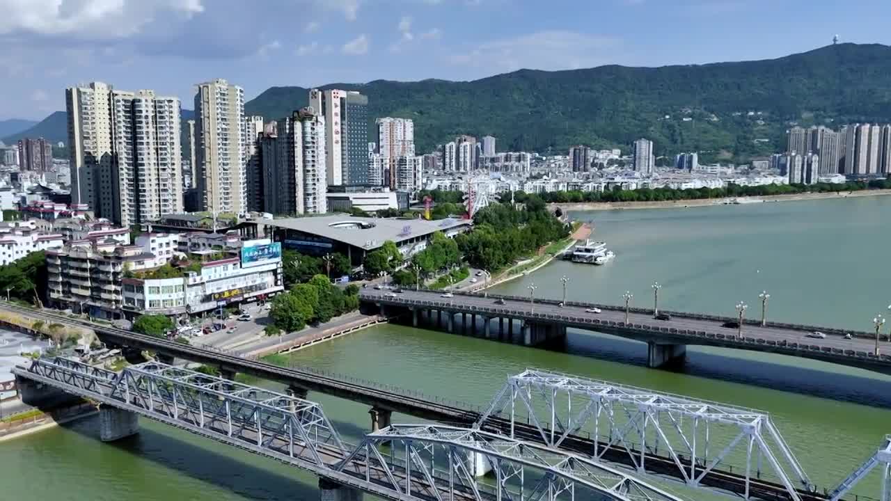 航拍合集：晴空下的四川广元城市风光视频下载