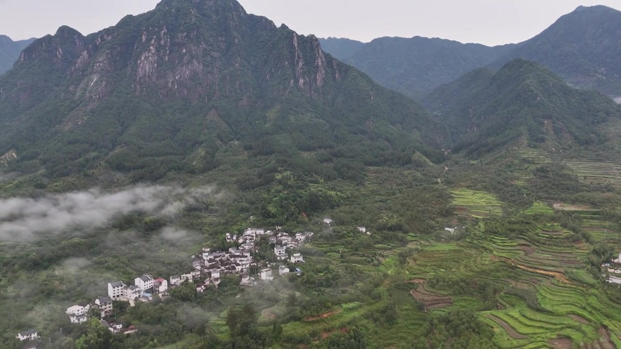 皖南安徽宣城-梅干岭观景台梯田，云雾视频素材