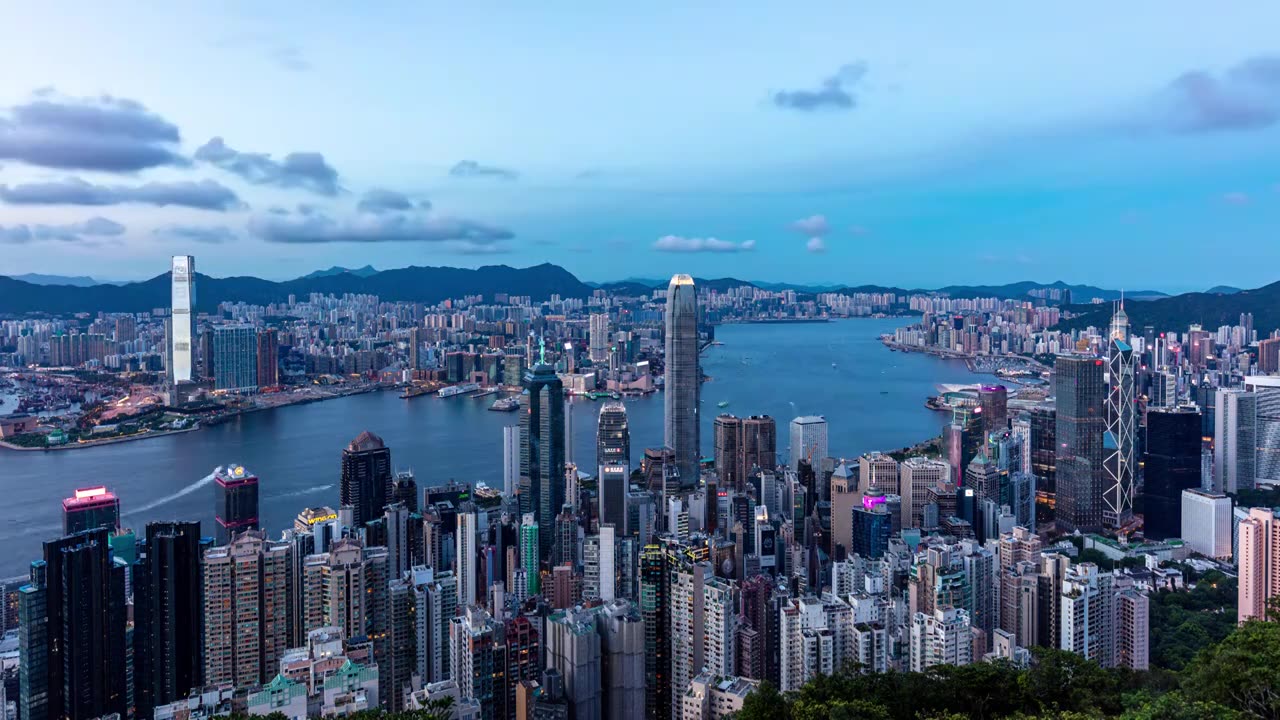 香港太平山顶卢吉道俯瞰航拍视角城市维多利亚港日转夜延时摄影视频下载