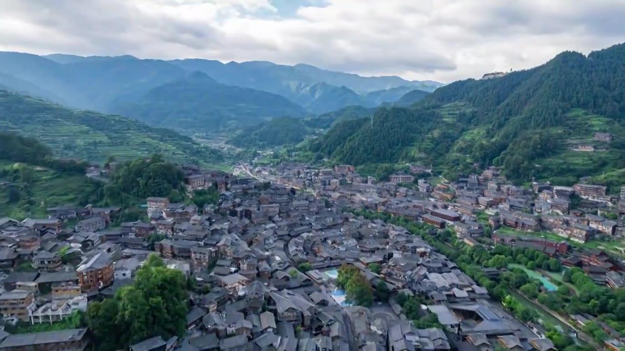 航拍贵州黔东南西江千户苗寨，蓝天白云，大力发展旅游经济，乡村振兴视频素材