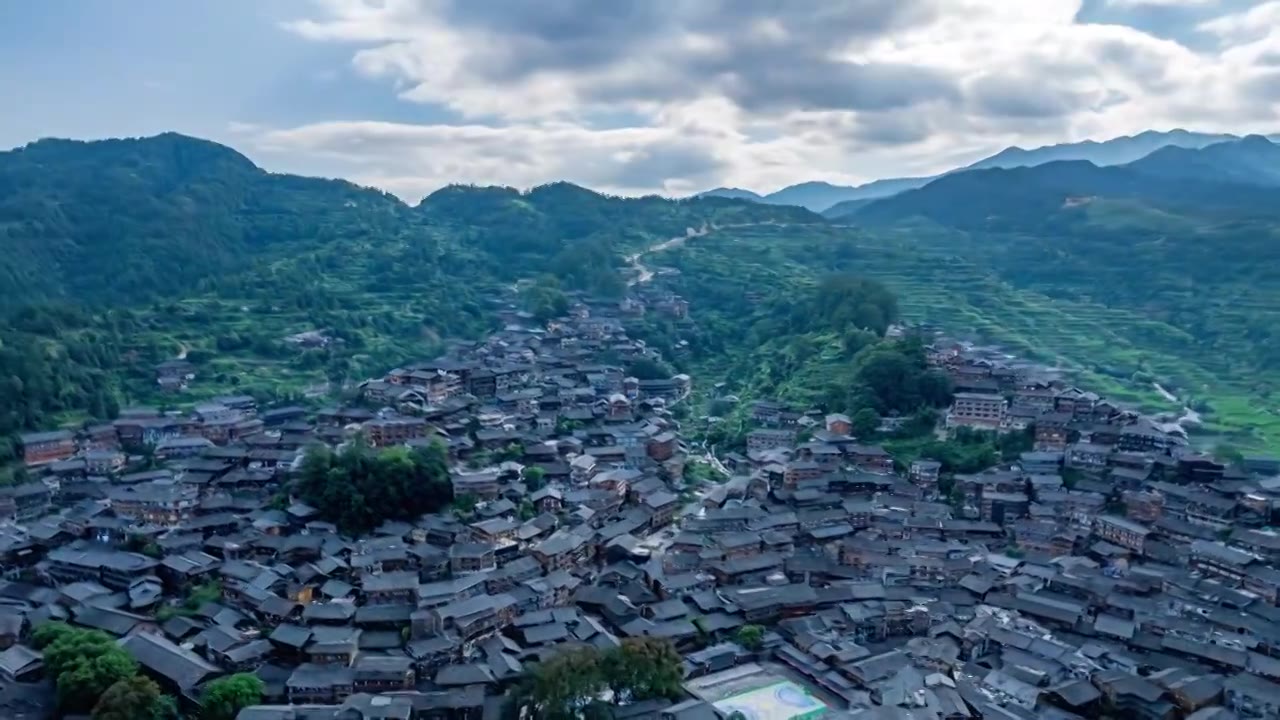 航拍贵州黔东南西江千户苗寨，蓝天白云，大力发展旅游经济，乡村振兴视频素材