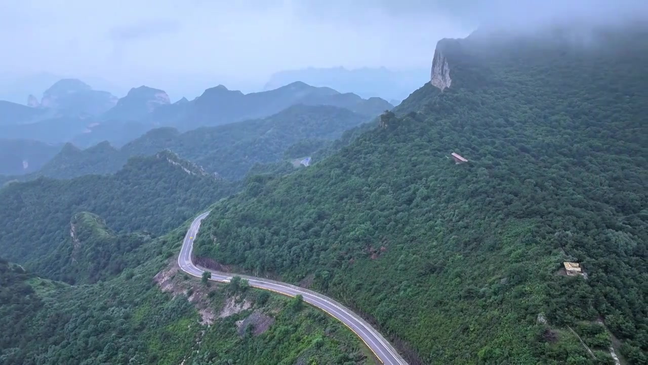 航拍太行山夏日云雾视频素材