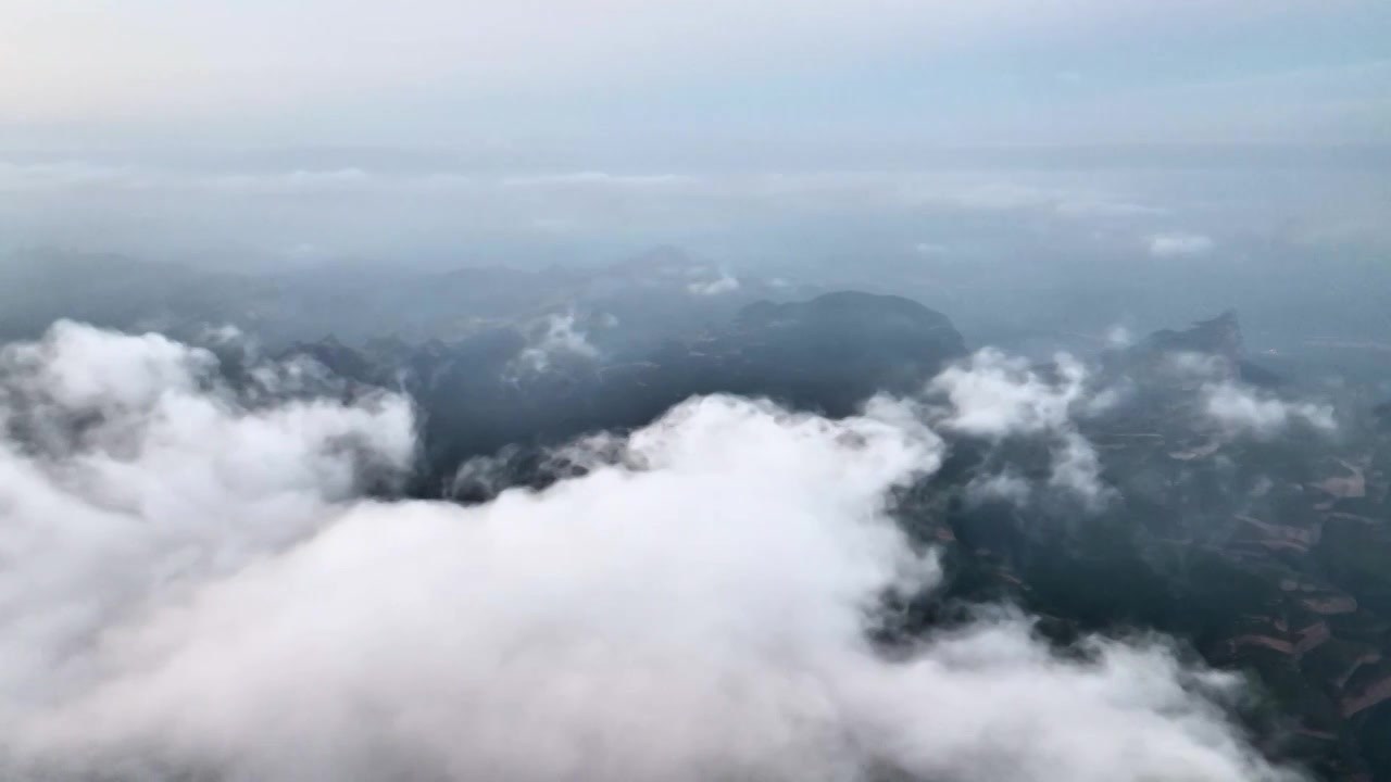 航拍太行山夏日云雾视频下载