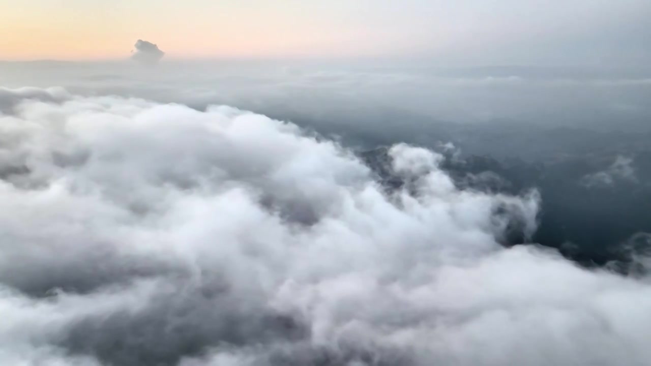 航拍太行山夏日云雾视频下载