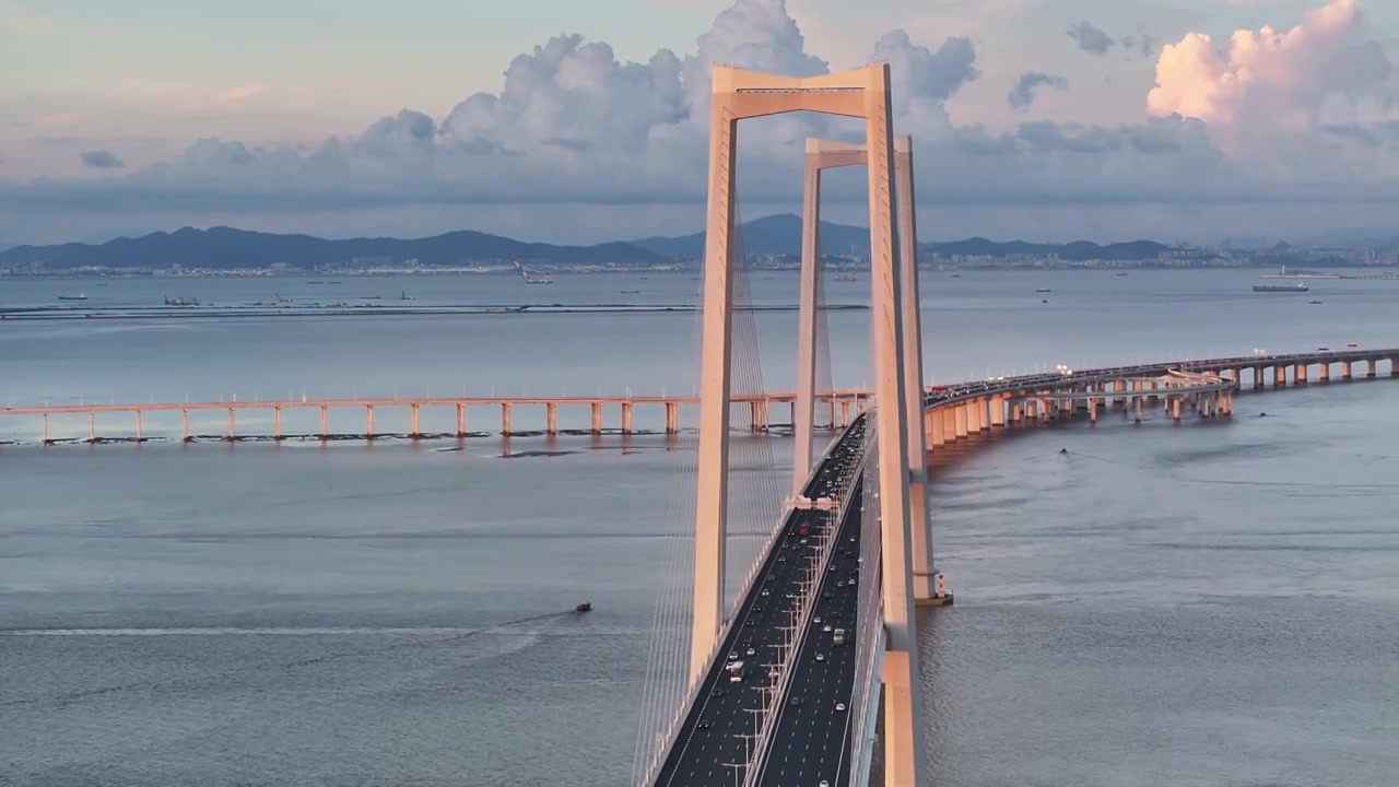 深中通道的日与夜和日出日落与蓝天白云视频下载