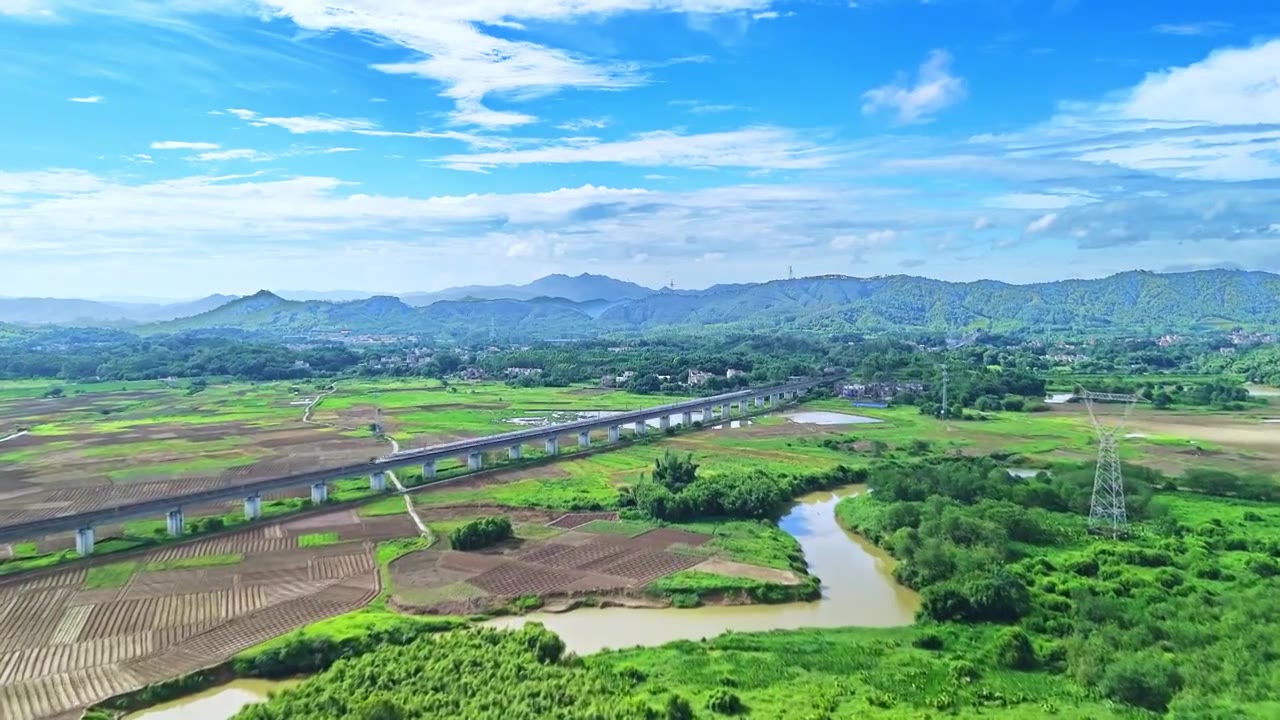 高铁乡村振兴稻田视频素材