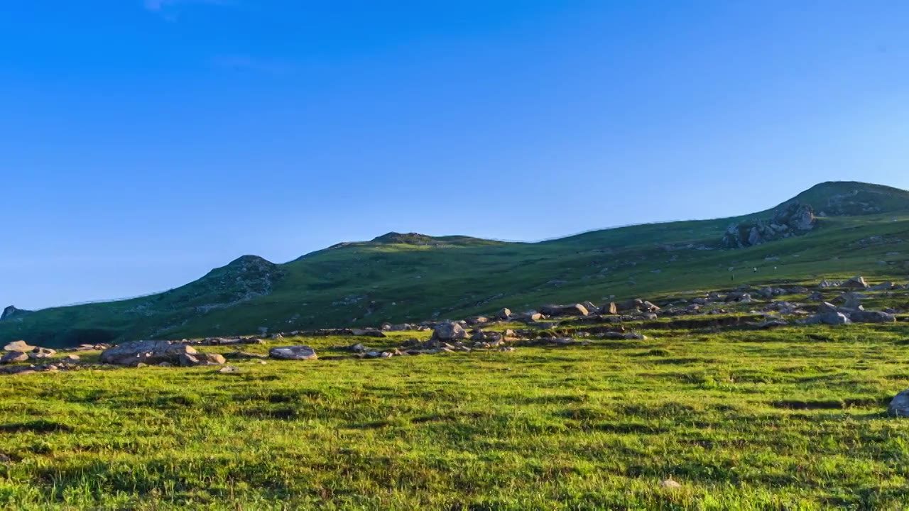 夏季蓝天白云绿色高山草甸群山大气风光视频素材