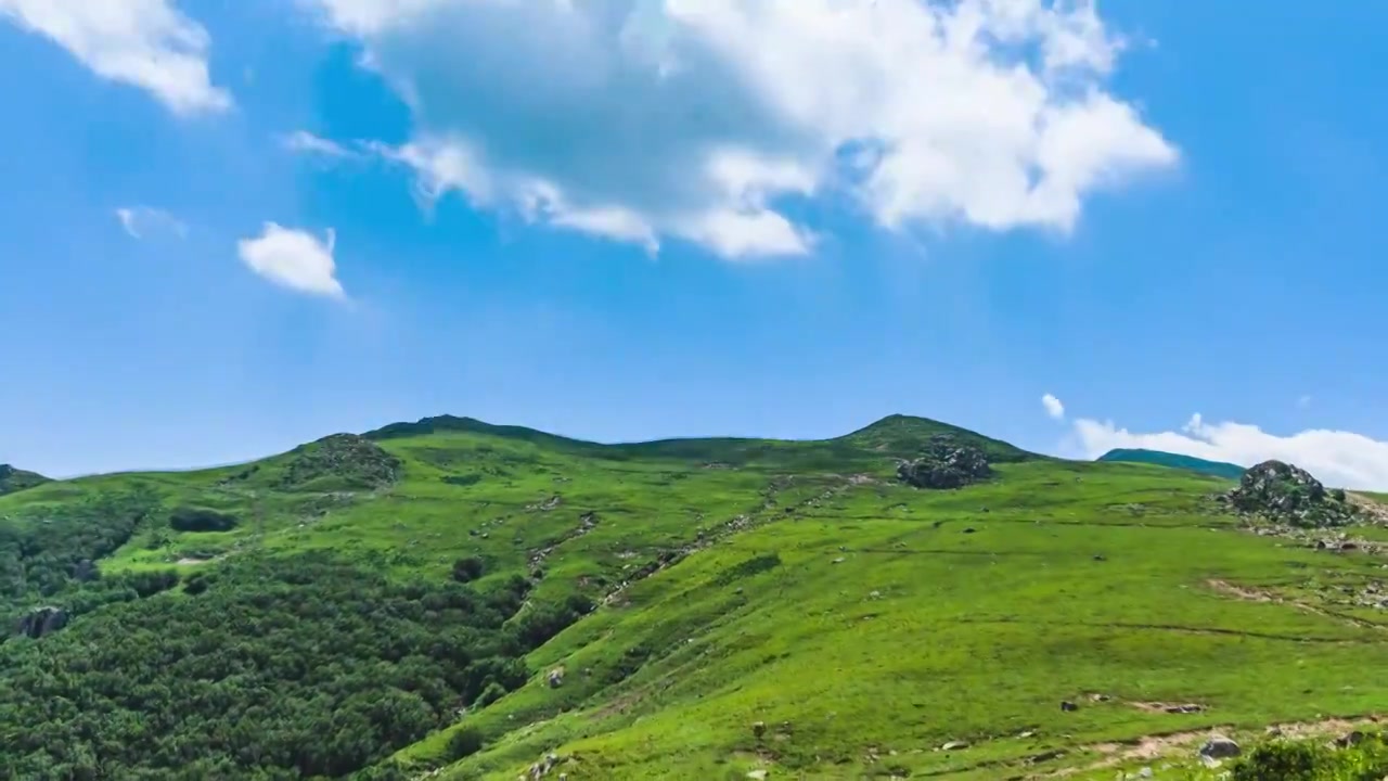 夏季蓝天白云绿色高山草甸群山大气风光视频素材