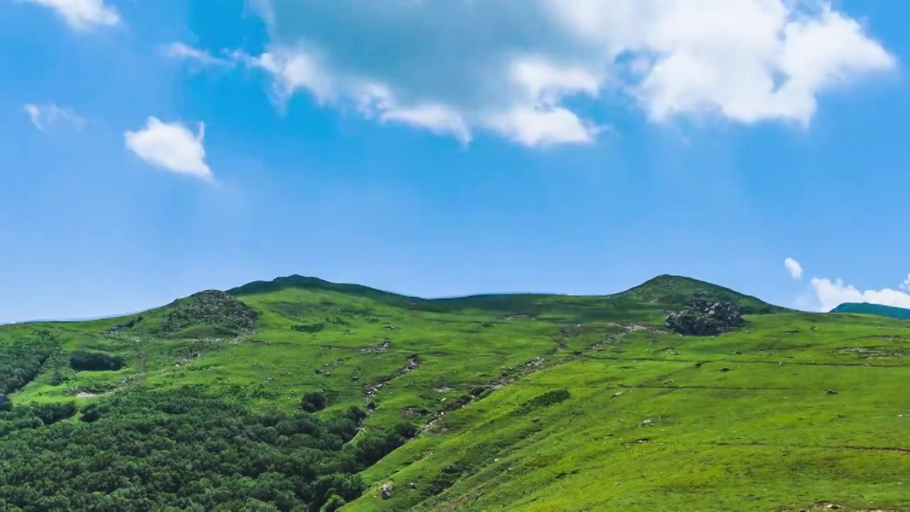 夏季蓝天白云绿色高山草甸群山大气风光视频素材