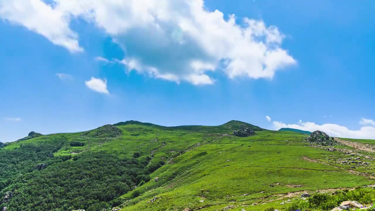 夏季蓝天白云绿色高山草甸群山大气风光视频素材