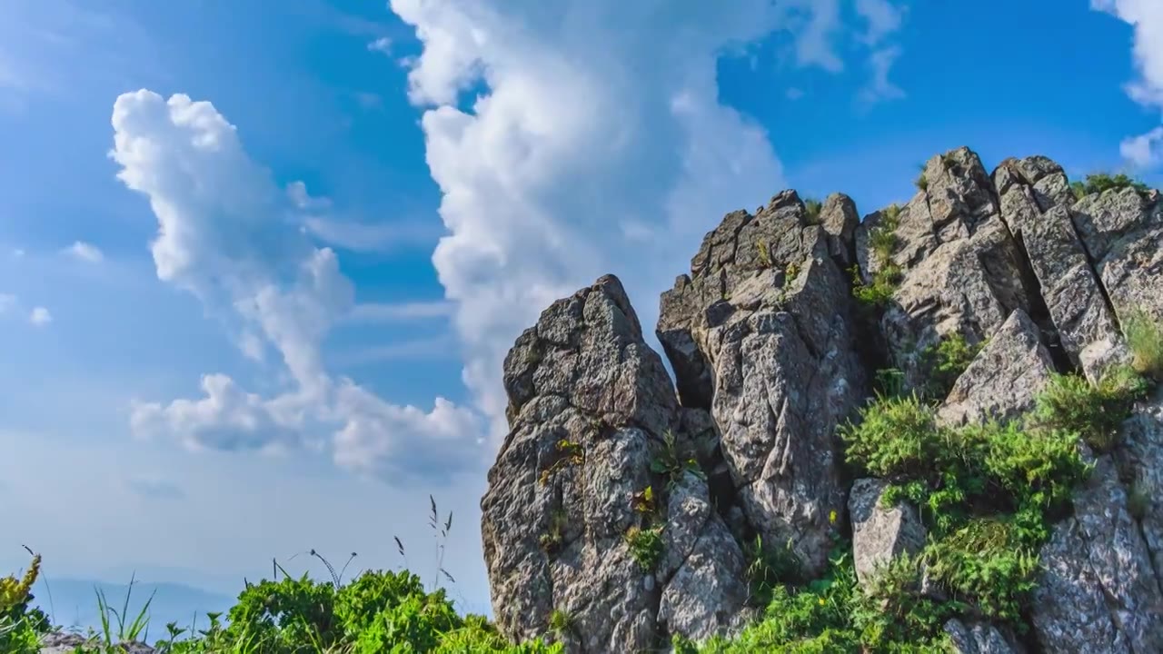 夏季蓝天白云绿色高山草甸群山大气风光视频素材