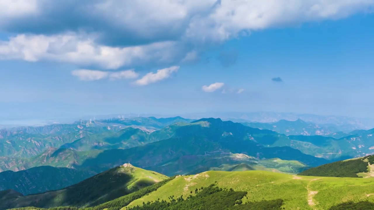 夏季蓝天白云绿色高山草甸群山大气风光视频素材