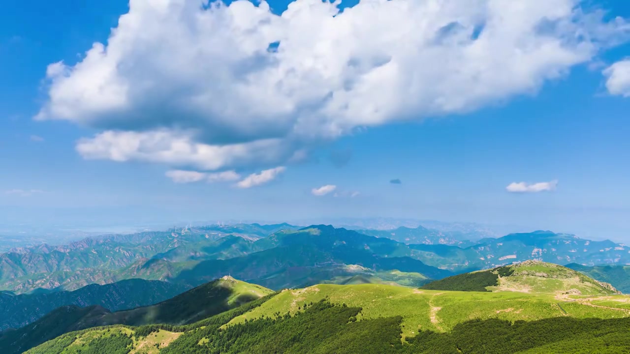 夏季蓝天白云绿色高山草甸群山大气风光视频素材