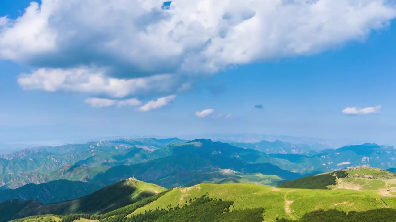 夏季蓝天白云绿色高山草甸群山大气风光视频素材