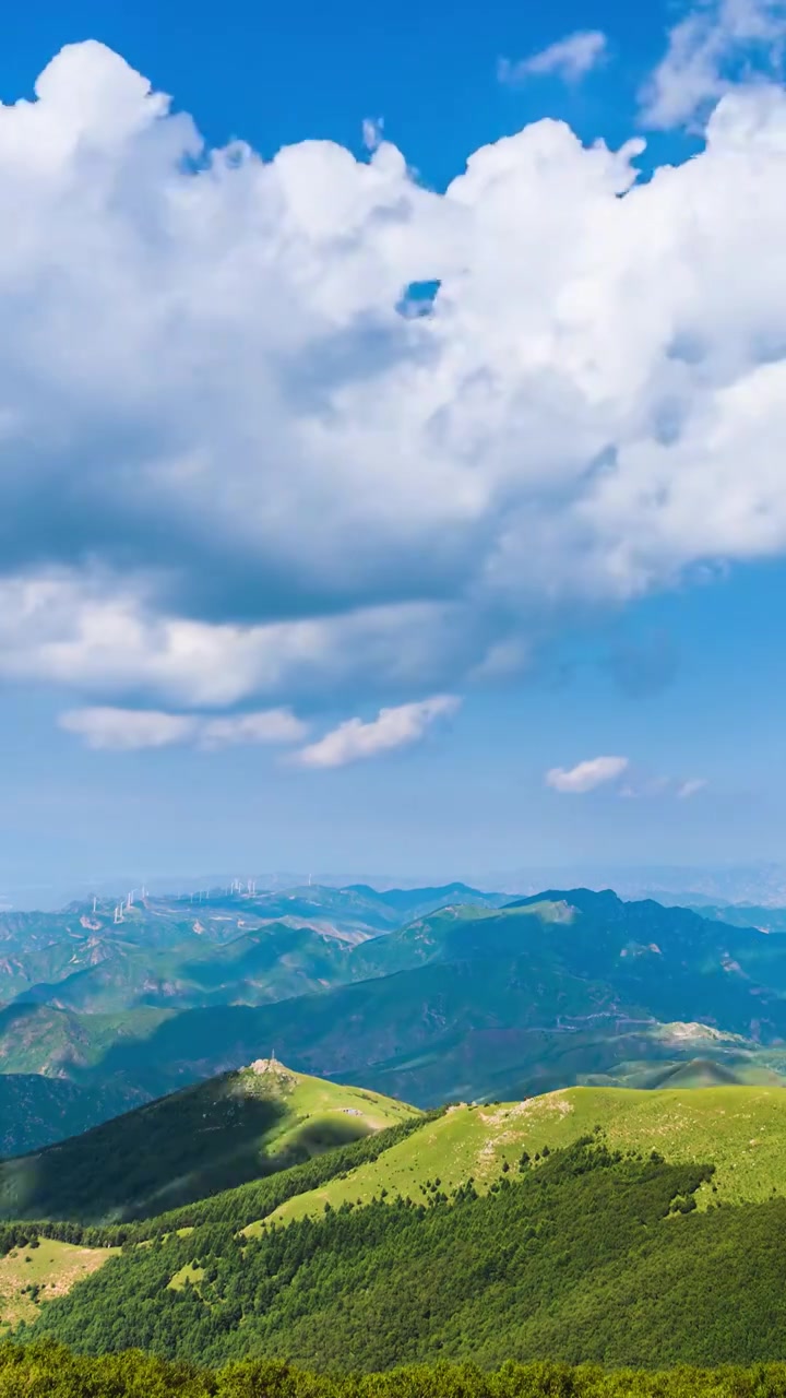 夏季蓝天白云绿色高山草甸群山大气风光视频素材