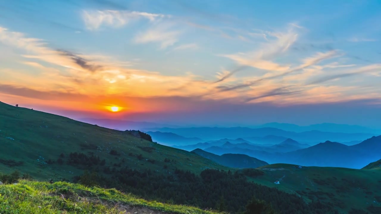 夏季绿色高山草甸群山日落夕阳风光视频素材