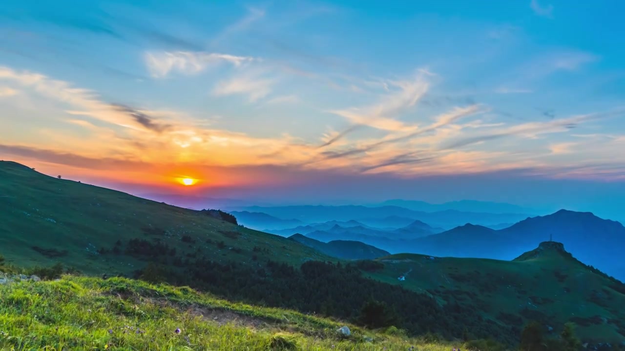 夏季绿色高山草甸群山日落夕阳风光视频素材