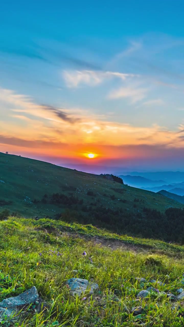 夏季绿色高山草甸群山日落夕阳风光视频素材