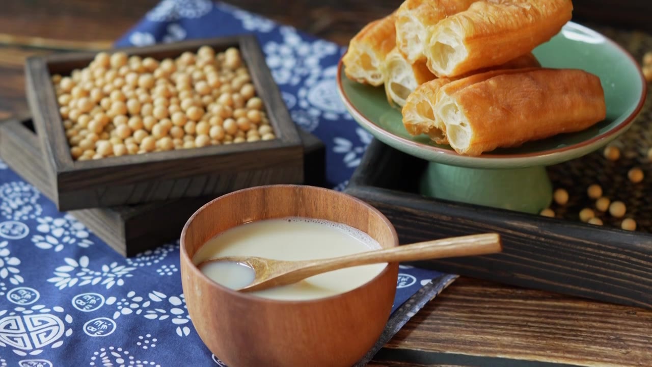 中国传统早餐小吃豆浆油条豆腐脑 棚拍视频下载