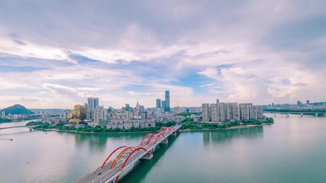 河流环绕的城市风光延时-广西柳州城中半岛视频素材