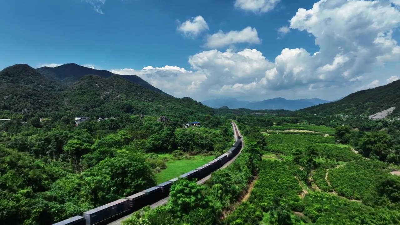 蓝天白云阳光下桂林山区铁路上的货运列车视频下载