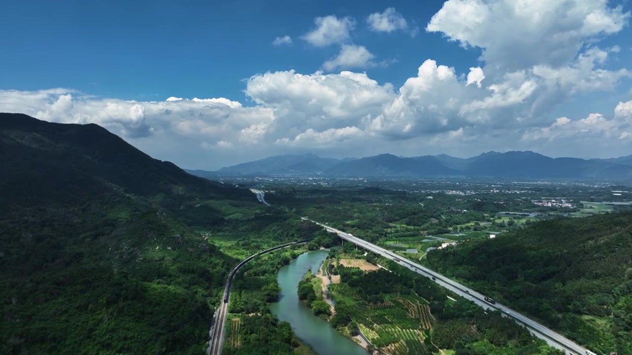 阳光下桂林高山河流间铁路上的货运列车视频素材