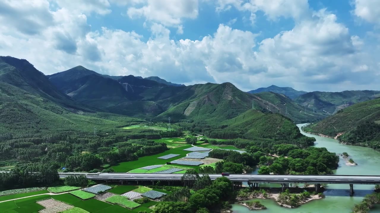 蓝天白云阳光下桂林山区河流上的高速公路大桥视频素材