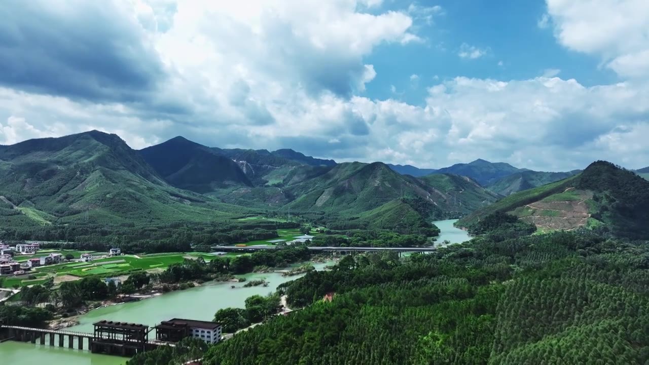 阳光下桂林山区河流上的高速公路大桥视频素材