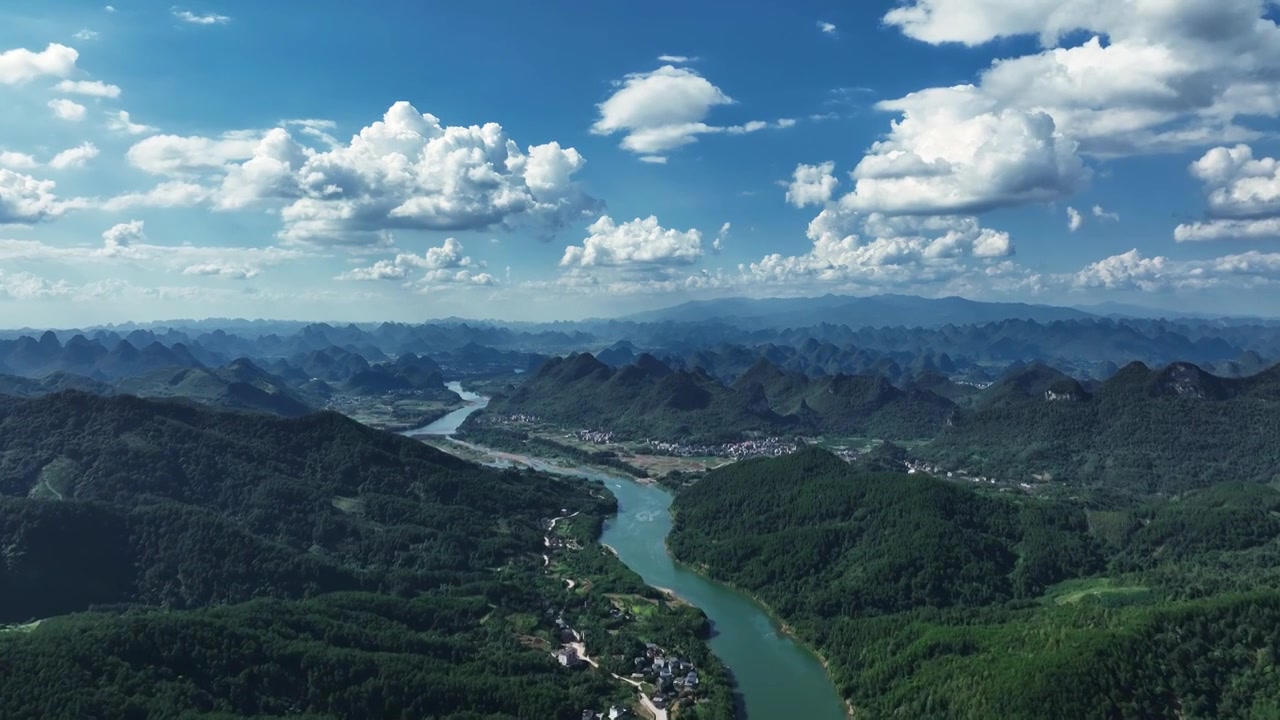 蓝天白云阳光下桂林漓江两岸的田园风光视频素材