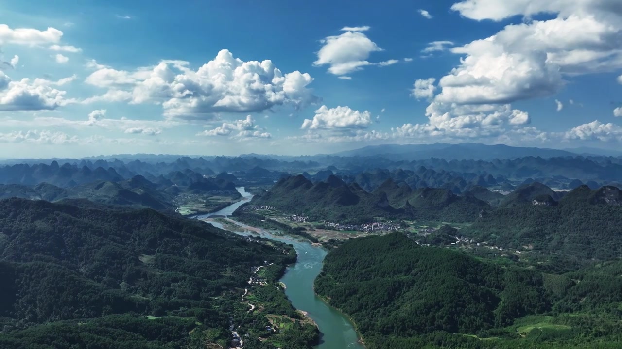 蓝天白云阳光下桂林漓江两岸的田园风光视频素材