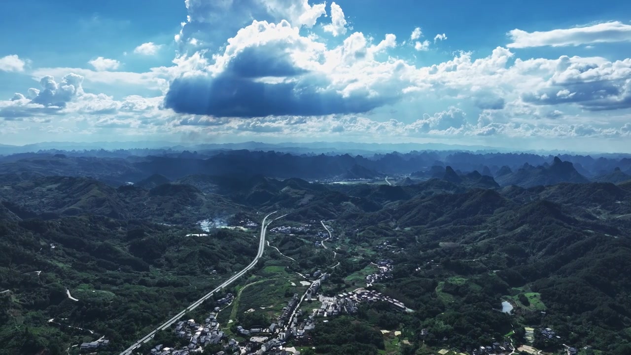 蓝天白云阳光下桂林山区穿行的高速公路视频素材