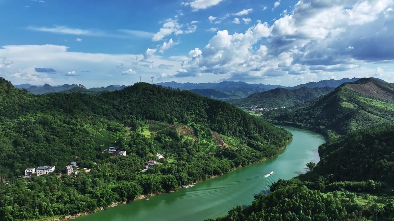 蓝天白云阳光下桂林高山间漓江上的游轮视频素材