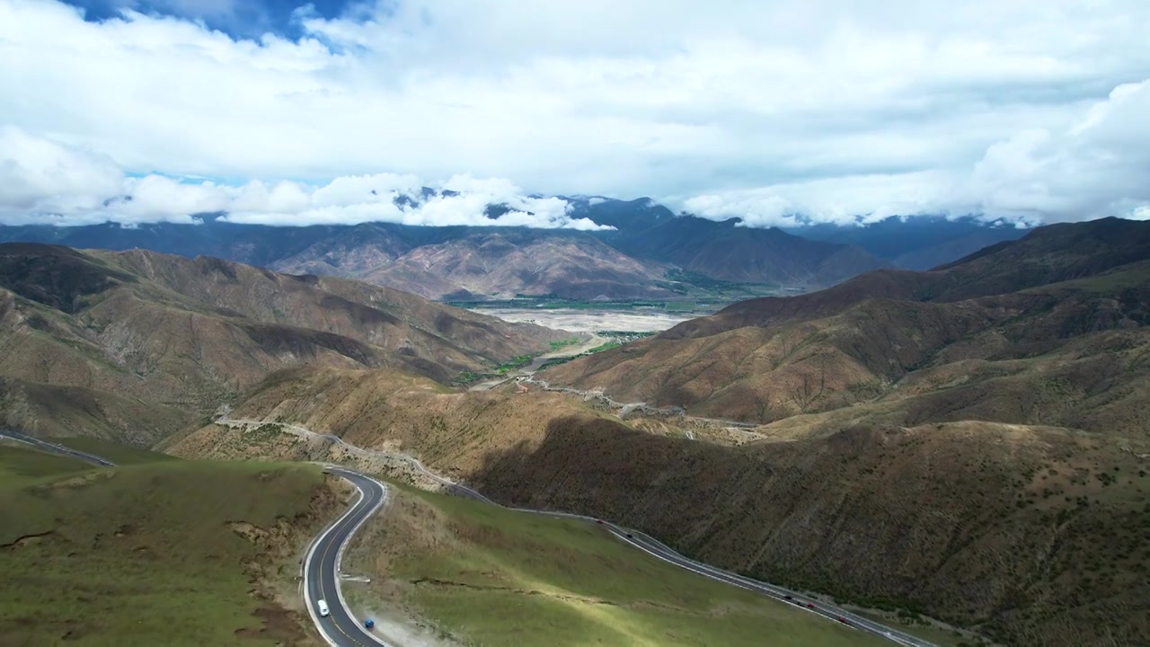 西藏国道公路交通运输旅行自然风光航拍视频素材