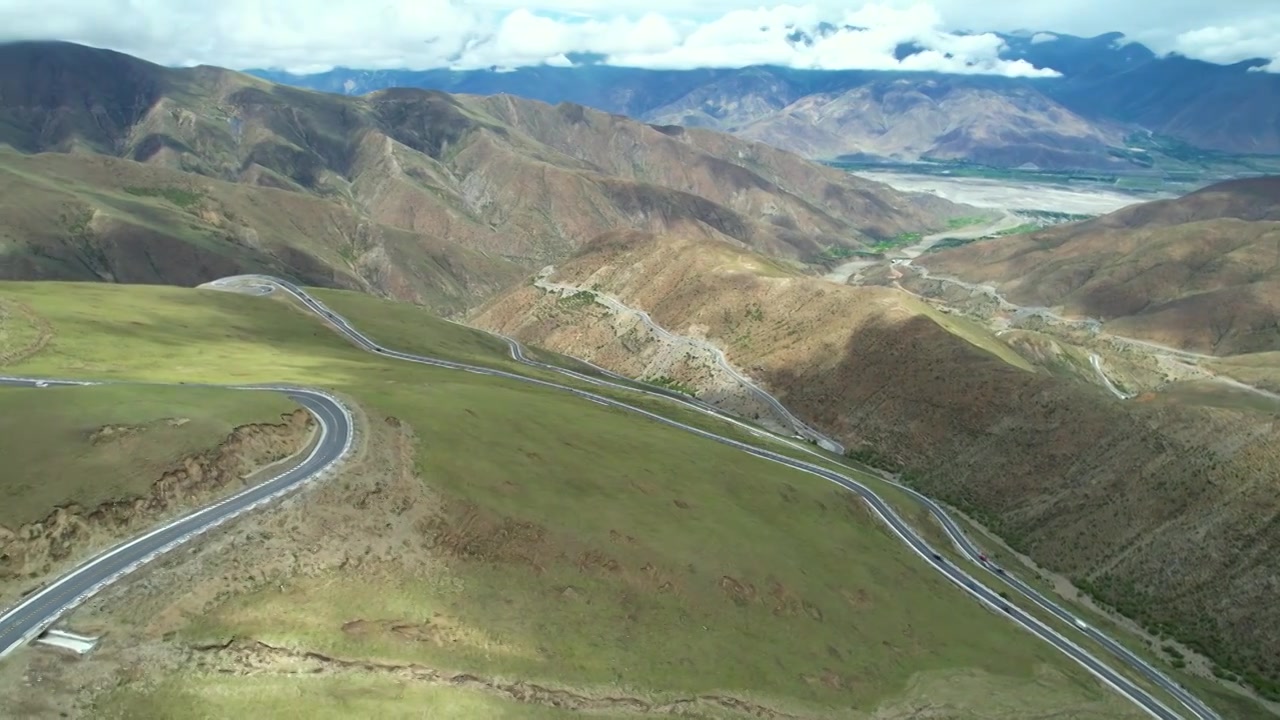 西藏国道公路交通运输旅行自然风光航拍视频素材