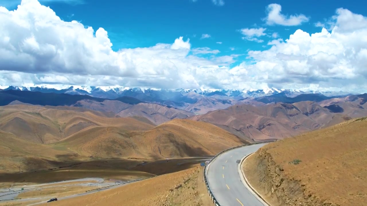 日喀则加乌拉山口珠峰路,珠峰大本营观景台航拍,108拐视频素材