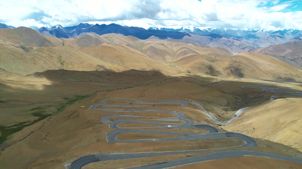 日喀则加乌拉山口珠峰路,珠峰大本营观景台航拍,108拐视频素材