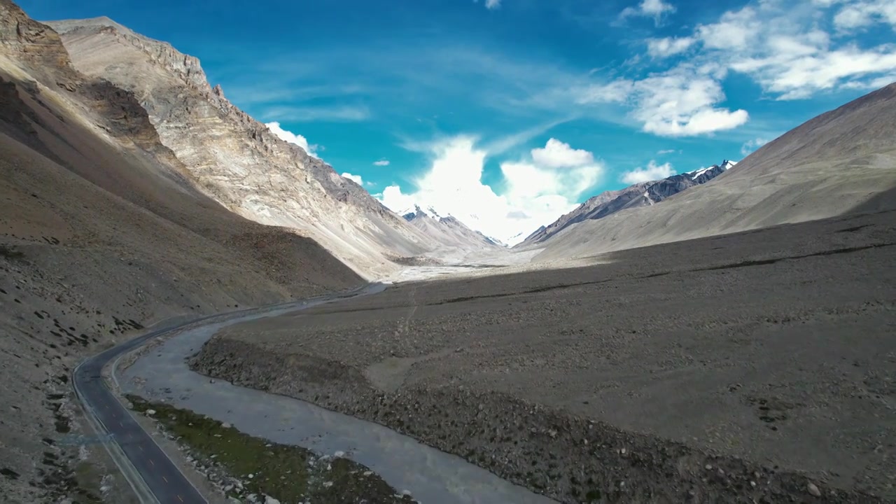 日喀则加乌拉山口珠峰路,珠峰大本营观景台航拍,108拐视频素材