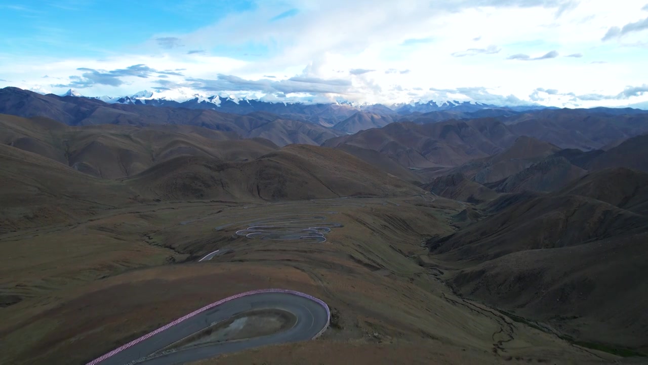 日喀则加乌拉山口珠峰路,珠峰大本营观景台航拍,108拐视频素材