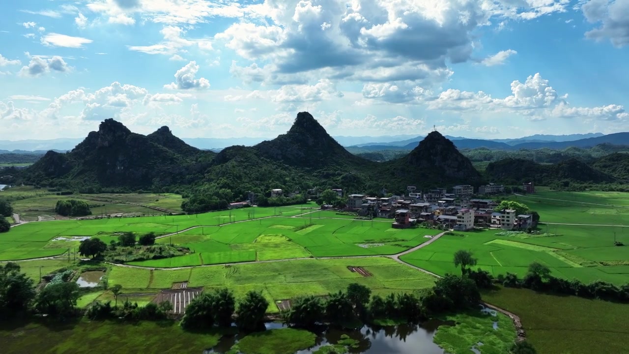 蓝天白云阳光下桂林山边的村庄和稻田视频素材