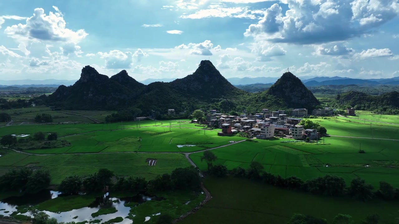 蓝天白云阳光下桂林山边的村庄和稻田视频素材