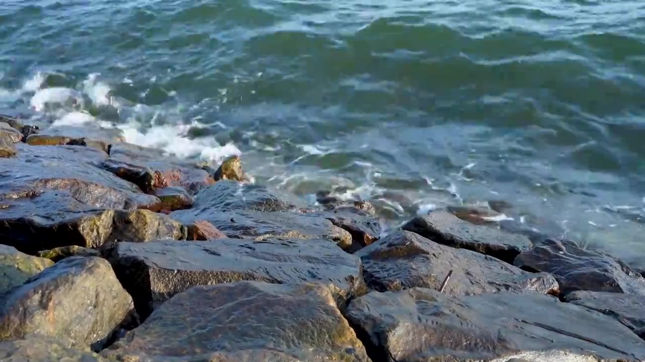 海浪冲沙岩石视频素材