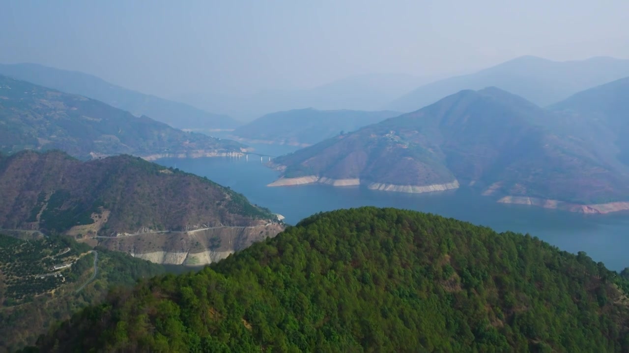 航拍云南临沧群山中的金沙江河流视频素材