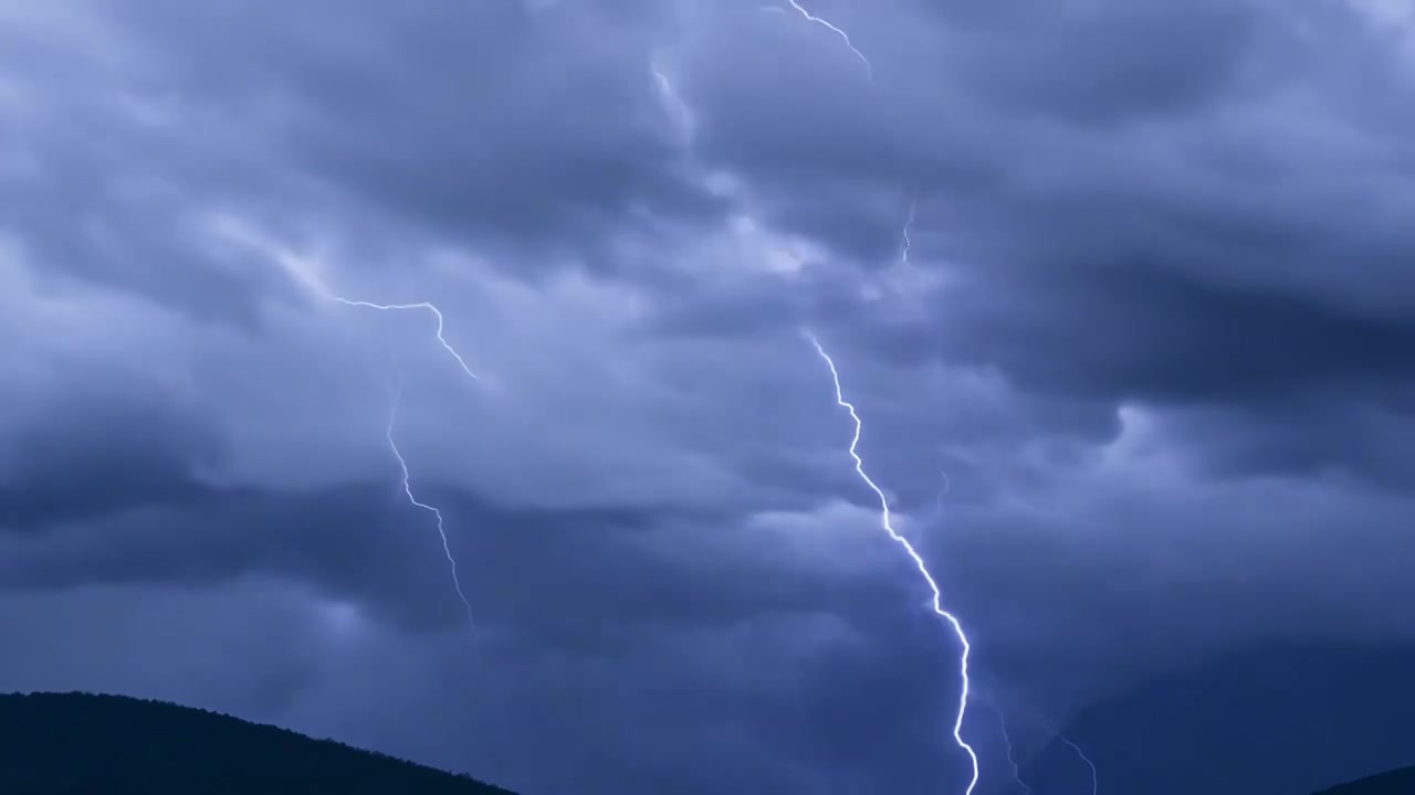 巨型雷雨云团快速移动，超级风暴来临视频素材