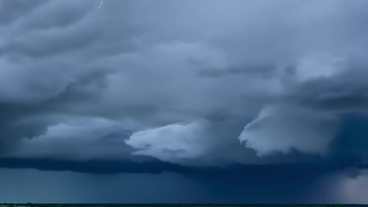 巨型雷雨云团快速移动，超级风暴来临视频素材