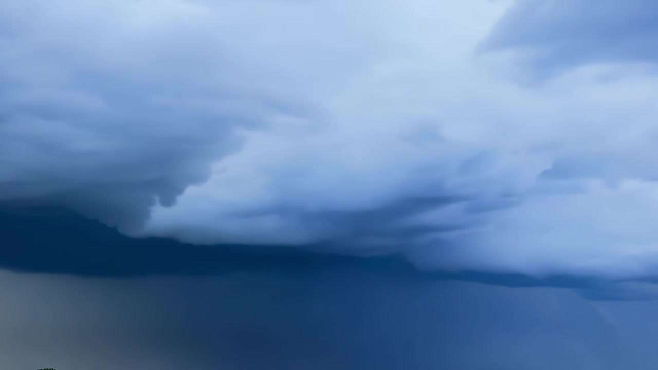 巨型雷雨云团快速移动，超级风暴来临视频素材