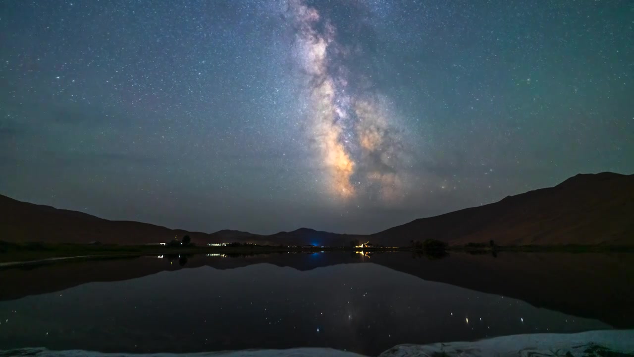 内蒙阿拉善右旗巴丹东吉林庙海子夏季银河星空延时视频素材