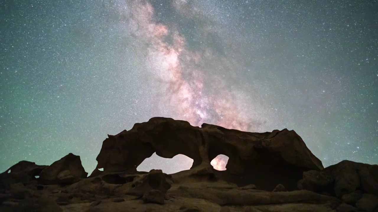 内蒙阿拉善右旗海森楚鲁夏季银河星空延时视频素材